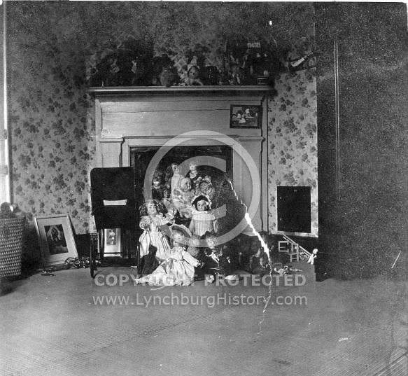 606 Pearl St, Polly's Dolls