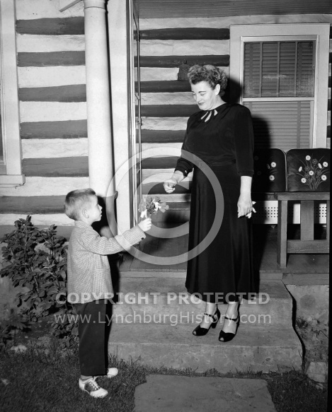  : GOLD STAR MOTHER & SON