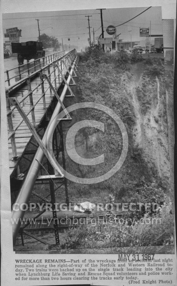  : Train bridge in city