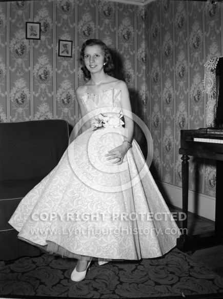  : Shirley Morcom, Evening Gown at Home, april 15, 1955